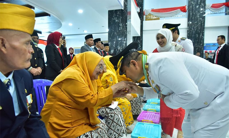 Wali Kota Jambi, Maulana, mencium tangan salah seorang veteran, sebagai tanda penghormatan | dki-kj