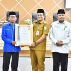 Wali Kota Jambi, Maulana, menerima penghargaan dari Asosiasi Penghulu Republik Indonesia (APR) Provinsi Jambi | dki-kj