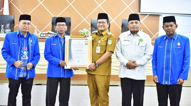 Wali Kota Jambi, Maulana, menerima penghargaan dari Asosiasi Penghulu Republik Indonesia (APR) Provinsi Jambi | dki-kj