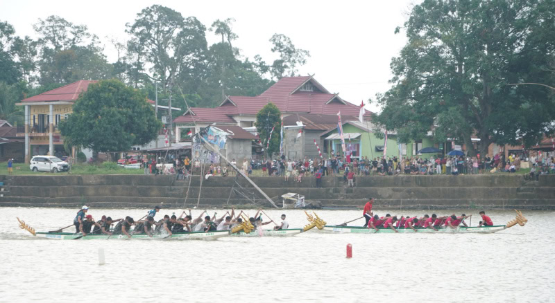 Lomba perahu memeriahkan open turnamen Piala Danrem 042/Gapu | prm