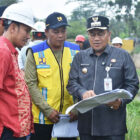 Wali Kota Jambi, Maulana, memeparkan tentang pelaksanaan proyek penanggulangan banjir kepada anggota DPR RI, Edi Purwanto, Sabtu | dki-kj