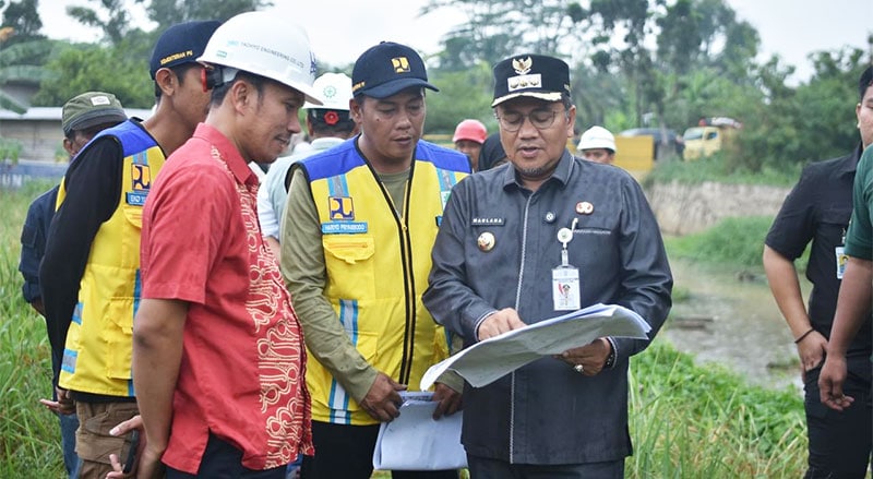 Wali Kota Jambi, Maulana, memeparkan tentang pelaksanaan proyek penanggulangan banjir kepada anggota DPR RI, Edi Purwanto, Sabtu | dki-kj