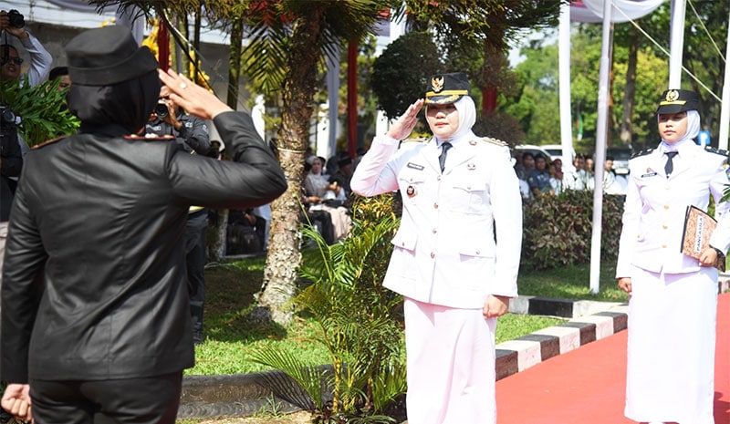 Bupati Tanjabtim, Dillah Hikmah Sari, menerima laporan dari komandan upacara | dki-tjt