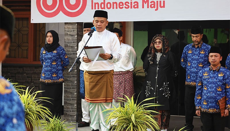 Ketua Bawaslu Provinsi Jambi, Wein Arifin, memimpin upacara HUT 80 Kemerdekaan Republik Indonesia di halaman Kantor Bawaslu Provinsi Jambi, Minggu | foto : dedy