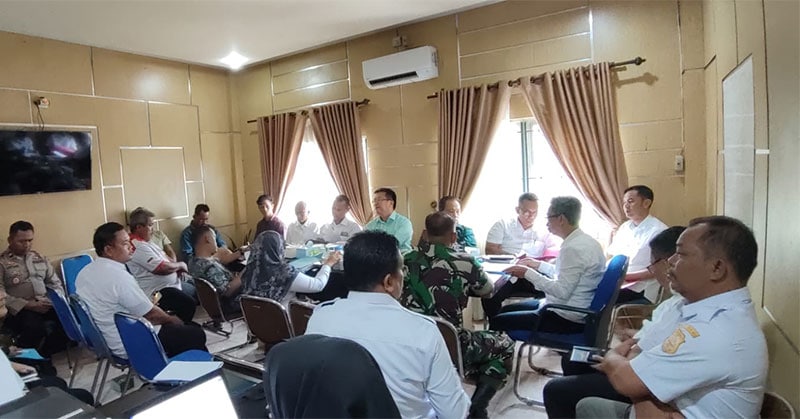 Pertemuan manajemen PT Kaswari Unggul dan warga Desa Rantau Karya | foto : wb