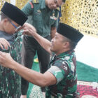Komandan Kodim 0416/Bute, Letkol Inf Dedy Pungky Irawanto bersama seorang santri | prm