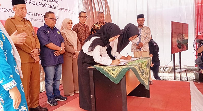 Alvi dan Elsa saat menerima beasiswa dari SKK Migas—Jadestone Energy, Selasa | dia