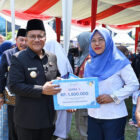 Wali Kota Jambi, Dr Maulana, menyerahkan hadiah kepada pemenang lomba pada peringatan Harganas 2025, Kamis | dki-kj