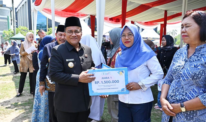 Wali Kota Jambi, Dr Maulana, menyerahkan hadiah kepada pemenang lomba pada peringatan Harganas 2025, Kamis | dki-kj