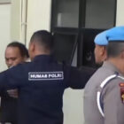 Seorang personel Bidang Humas Polda Jambi menghadang seorang jurnalis yang meliput di Polda Jambi | foto : video amatir