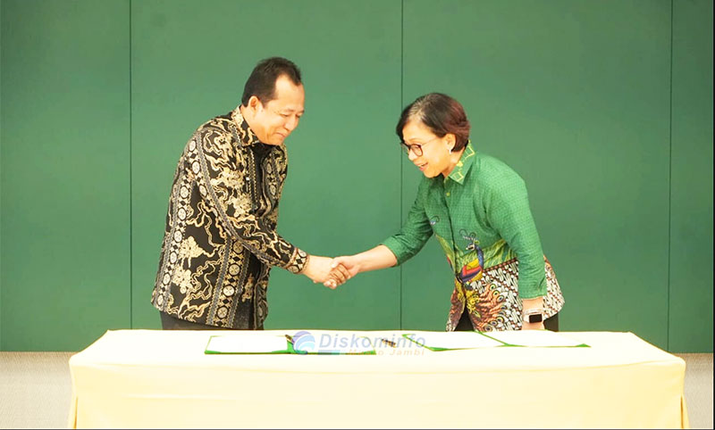 Bupati Muaro Jambi, Bambang Bayu Suseno, dan Head of Learning Environment Tanoto Foundation, Margaretha Ari Widowati, usai menandatangani MoU, di Jakarta, Jumat | dki-mj
