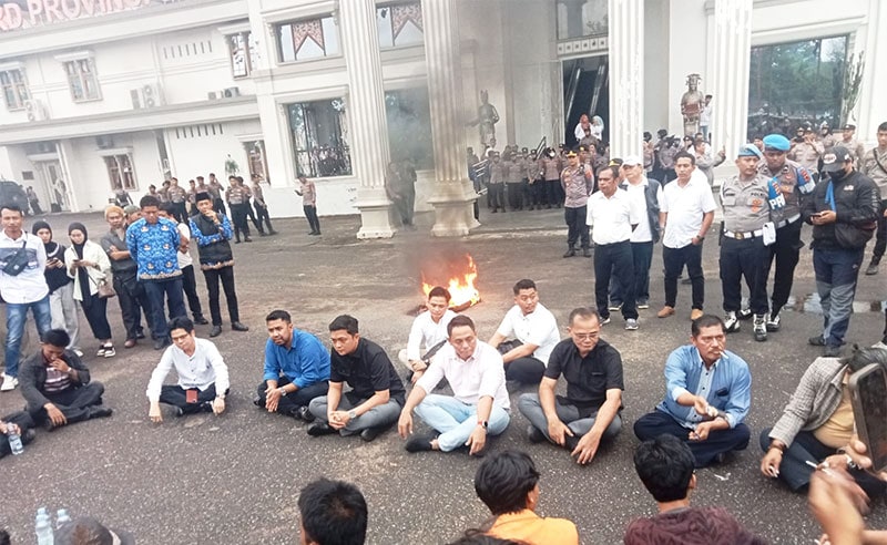 Suasana halaman Gedung DPRD Provinsi Jambi menjadi ruang dialog terbuka, Rabu sore | pr