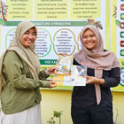 Tim Pengabdian Unja menyerahkan booklet dan leaflet yang dirancang untuk mendukung aktivitas eduwisata di Rumah Madu Hutan CLB | dia
