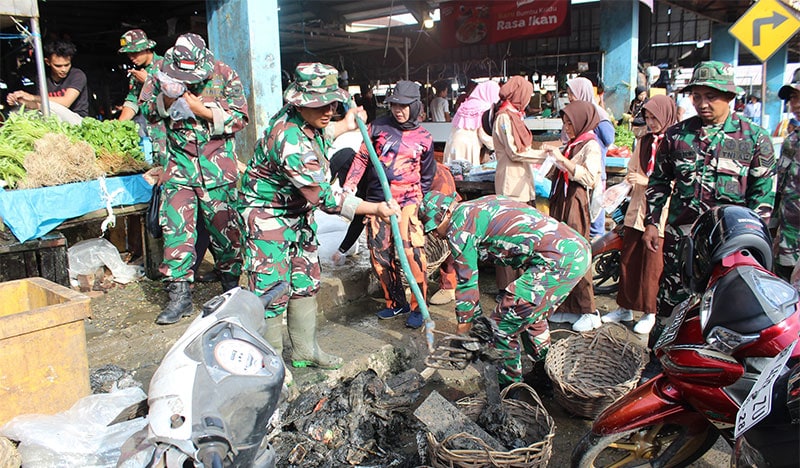 Karya bhakti TNI di Pasar Angso Duo, Kota Jambi, Jumat, memperingati HUT ke-80 Tentara Nasional Indonesia (TNI) | prm