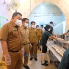 Sekda Muaro Jambi, Budhi Hartono, monitor pelaksanaan Makan Bergizi Gratis di Jaluko, Selasa | dki-mj