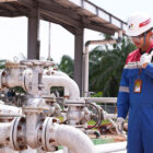Perwira Pertamina mengecek aliran fluida pada pipa, di Gathering Station Puspa Asri. Selain patroli lapangan, pengamanan jalur pipa pengiriman minyak mentah juga diperkuat dengan pemanfaatan teknologi FOL | pep