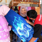 Dua perajin batik saat menunjukan Batik Khaman hasil binaan PHR Zona 1. Batik ini memiliki ciri khas dan eksotis | phr