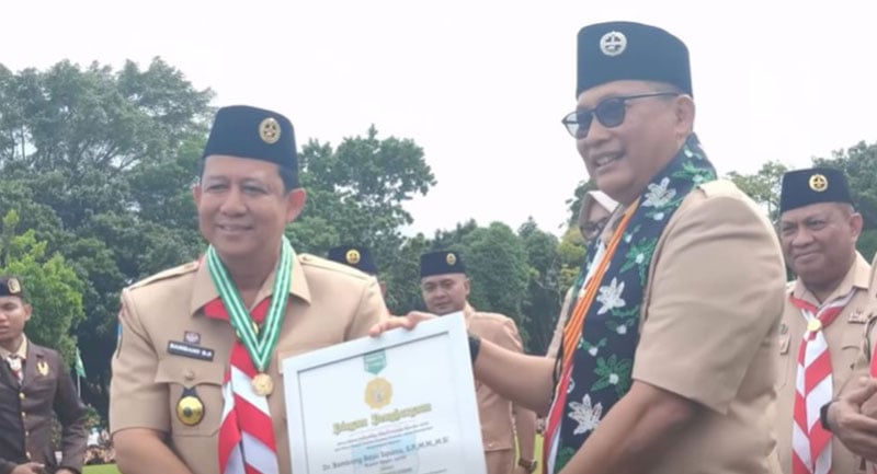 Bupati Muaro Jambi, Dr. Bambang Bayu Suseno, menerima penghargaan Tokoh Perintis Utama, pada peringatan Hari Pramuka ke-64, di Tanjung Jabung Timur, Rabu 19 November 2025 | dki-mj