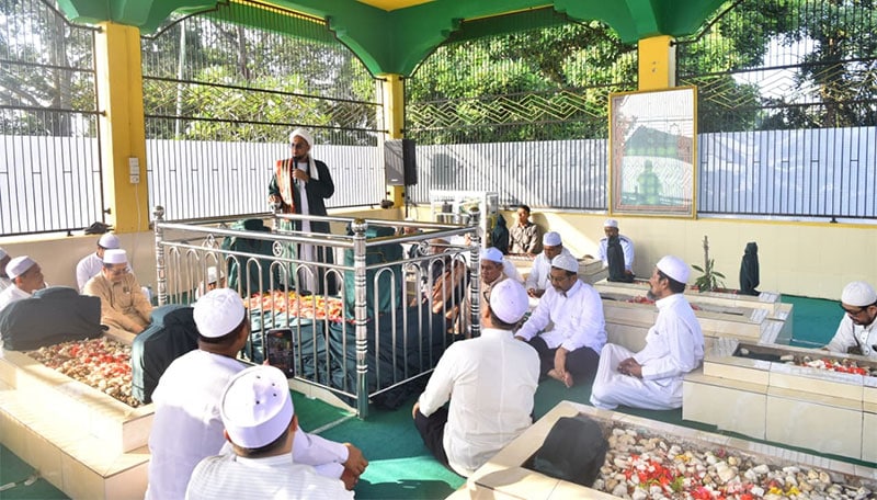 Ziarah ke makam Al-Habib Husein bin Ahmad Baraqbah, di Pemakaman Keramat Tambak, Kelurahan Tahtul Yaman | dki-kj
