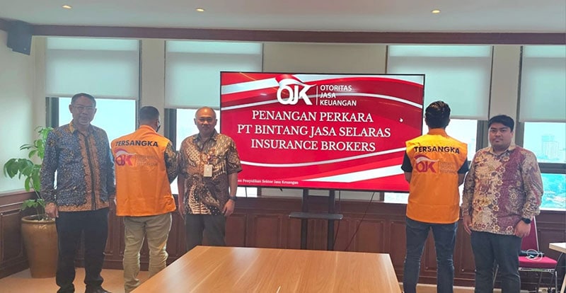 OJK serahkan tersangka penggelapan premi asuransi oleh pimpinan PT Bintang Jasa Selaras Insurance Broker ke Kejaksaan Negeri Jakarta Pusat | foto: ojk
