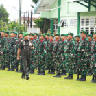 Danrem 042/Garuda Putih, Brigjen TNI Heri Purwanto, memeriksa pasukan pada peringatan Hari Juang ke-80 TNI Angkatan Darat, di Lapangan Makorem, Senin 15 Desember 2025 | prm
