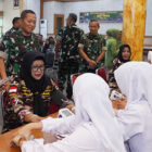 Korem 042/Gapu mengadakan donor darah dan pemeriksaan kesehatan gratis bagi masyarakat dan keluarga besar TNI, di Aula Balai Prajurit Garuda Putih, Rabu (10/12/2025) | prm