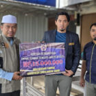 Karang Taruna Kabupaten Sarolangun menyerahkan donasi sebesar 15 juta rupiah sebagai bentuk kepedulian dan solidaritas terhadap korban banjir di Aceh | noe