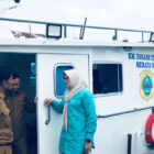 Bupati Tanjabtim, Dillah Hikmah Sari, dan Wakil Bupati Muslimin Tanja, di Kapal Motor Tanjab Timur Merata 01 yang diberikan kepada Koperasi Nelayan Ridho Lestari Ibu | dki-tjt