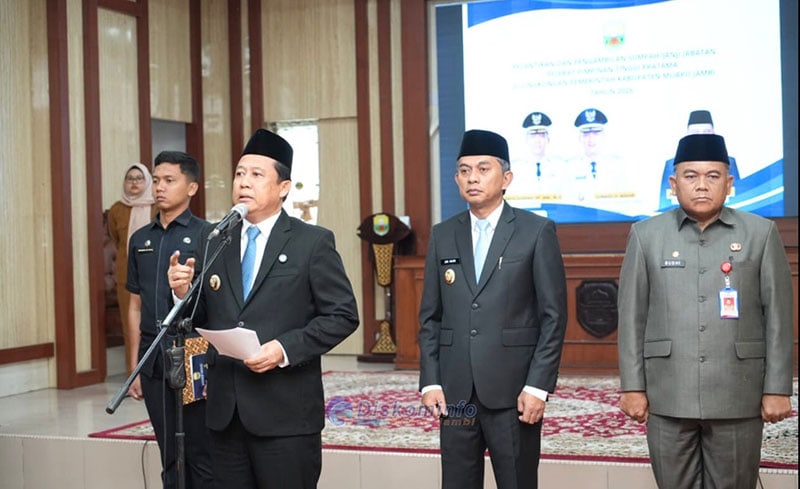 Bupati Muaro Jambi, Dr. Bambang Bayu Suseno, saat melantik 10 pejabat eselon II | dki-mj 