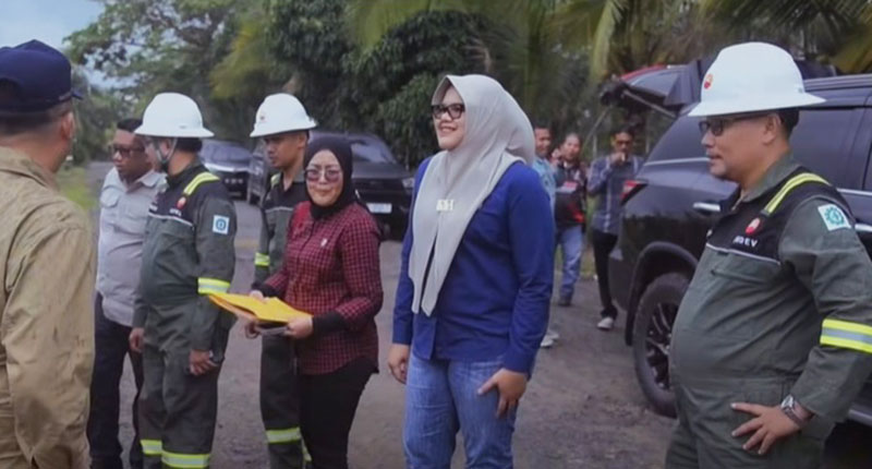 Bupati Tanjabtim, Dillah Hikmah Sari, meninjau progres pembangunan jalan dan jembatan di Kecamatan Mendahara, Sabtu | foto: dki-tjt
