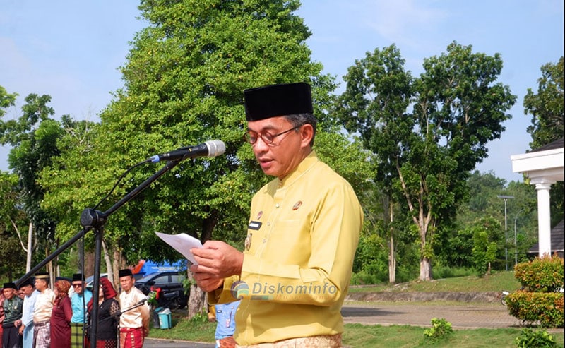 Wakil Bupati Muaro Jambi, Junaidi H Mahir, menyampaikan amanat Gubernur Jambi, pada upacara HUT 69 Provinsi Jambi, di Lapangan Kantor Bupati Muaro Jambi, Selasa | dki-mj