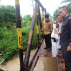 Bupati Muaro Jambi, Dr. Bambang Bayu Suseno, meninjau jembatan yang rusak di Dusun Air Hitam, Desa Kebun IX, Sungai Gelam, Jumat | dki-mj
