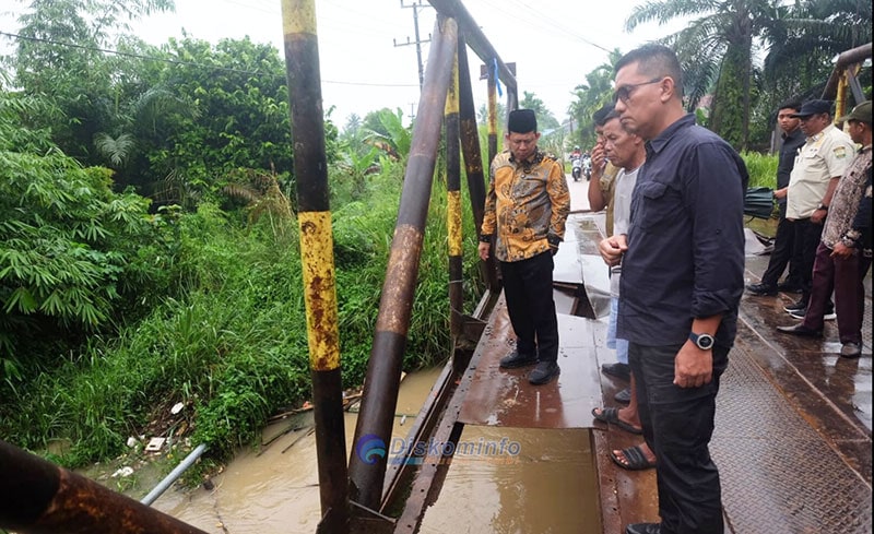 Bupati Muaro Jambi, Dr. Bambang Bayu Suseno, meninjau jembatan yang rusak di Dusun Air Hitam, Desa Kebun IX, Sungai Gelam, Jumat | dki-mj
