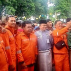 Wali Kota Jambi, Dr. Maulana, bersama para petugas kebersihan seusai aksi damai di kawasan Tugu Keris, Senin | foto:gjj