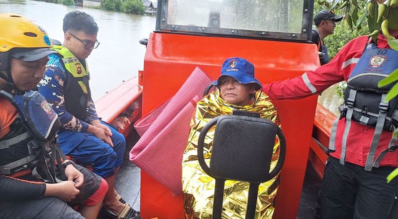 Tim SAR menyelamatkan dua nelayan yang terombang-ambing di tengah laut | sar