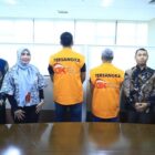 Penyidik OJK menyerahkan dua tersangka, AAG dan APP, beserta barang buktinya ke Kejaksaan Negeri Jakarta Selatan | humas ojk