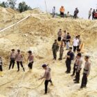 Aparat kepolisian membantu evakuasi warga yang tertimbun longsor di Dusun Mengkadai, Kecamatan Limun, Kabupaten Sarolangun | pld