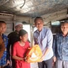 Wakil Bupati Muaro Jambi, Junaidi Mahir, menyerahkan bantuan kepada korban kebakaran di Desa Seponjen | dki-mj