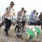Wakil Bupati Muaro Jambi, Junaidi Mahir, mengikuti kegiatan Tanam Raya Jagung, di Desa Ibru, Kecamatan Mestong, Kabupaten Muaro Jambi, Sabtu 7 Maret 2026 | dki-mj