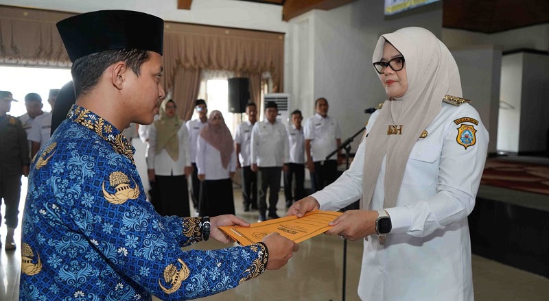 Bupati Tanjabtim, Dillah Hikmah Sari, mengambil sumpah 67 PNS baru, Rabu 11 Maret 2026 | dki-tjt
