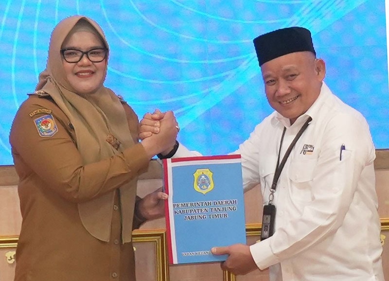 Bupati Tanjabtim, Dillah Hikmah Sari, menyerahkan LKPD 2025 kepada BPK Jambi, Selasa | dki-tjt
