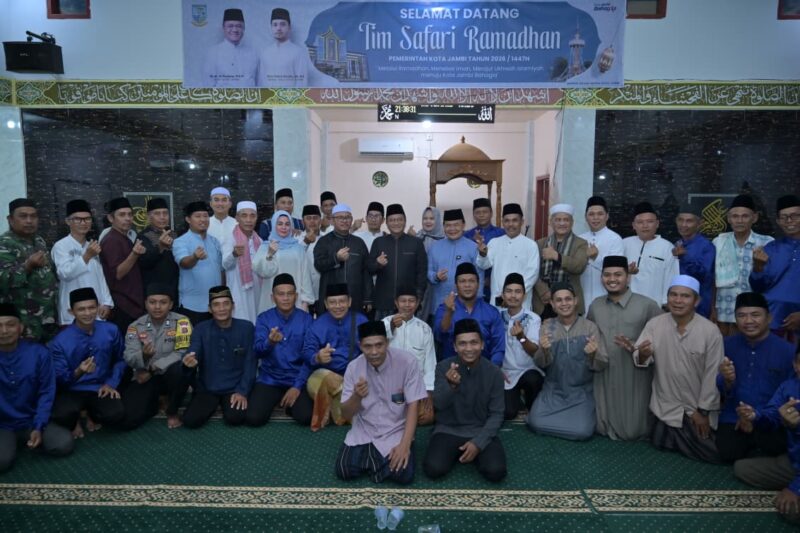Wali Kota Maulana menyerahkan secara simbolis fasilitas wifi, di Masjid NW Al Hijrah, Kelurahan Kenali Asam Bawah, Kecamatan Kota Baru, Jumat | dki-kj