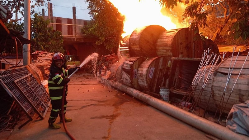 Kebakaran gudang kabel, di Jalan dr. Setia Budi, Kelurahan Kasang, Kecamatan Jambi Timur, Jumat sore | asa