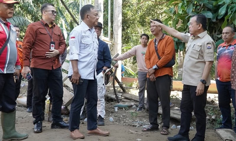 Gubernur Jambi, Al Haris, meninjau dampak banjir di Desa Rantau Limau Kapas, Tiang Pumpung, Merangin, Minggu | erit sutriedi
