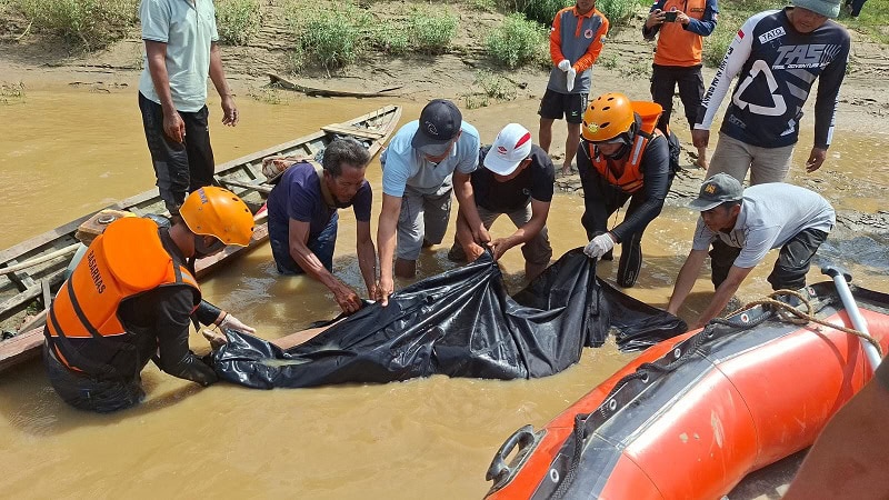 Tim SAR Gabungan mengevakuasi korban tenggelam setelah jatuh dari perahu penyeberangan | sar
