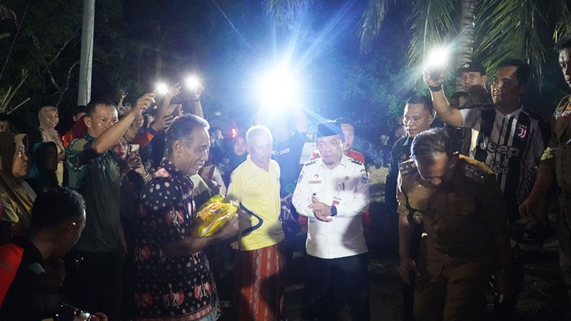 Gubernur Jambi, Al Haris, meninjau lokasi banjir dan warga yang menjadi korban, di Desa Pulau Bayur, Pamenang Selatan, Merangin, Sabtu | kominfo