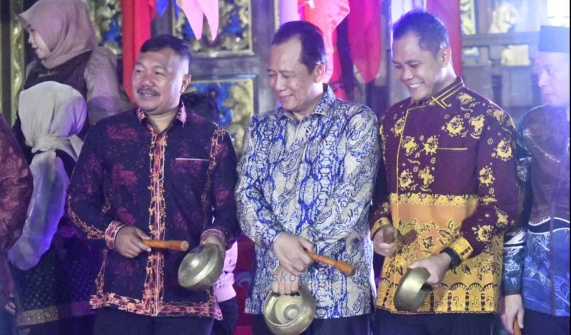 Bupati Muaro Jambi, Bambang Bayu Suseno, menghadiri pembukaan Pekan Kebudayaan Daerah Jambi 2026, di Anjungan Kabupaten Merangin, Taman Mini Melayu Jambi, Kota Jambi, Jumat malam | dki-mj