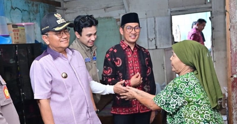 Mak Gambreng, warga RT 05, Payo Sigadung, Kelurahan Rawasari, Kecamatan Alam Barajo, Kota Jambi menerima bantuan bedah rumah dari Pemkot dan Poresta Jambi | gjj