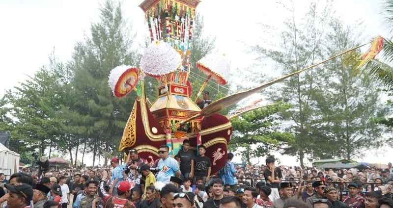 Pesona Budaya Hoyak Tabuik Piaman 2026, di kawasan Pantai Gandoriah dan Simpang Tugu Tabuik, Kota Pariaman, Sumatra Barat, Minggu | erit