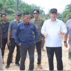 Bupati Muaro Jambi, Bambang Bayu Suseno, meninjau kondisi jalan di Desa Marga Manunggal Jaya, Sungai Bahar, Sabtu | dki-mj